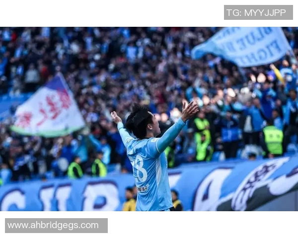 大连万达足球队奋勇争先力争联赛冠军展现团队精神与拼搏精神